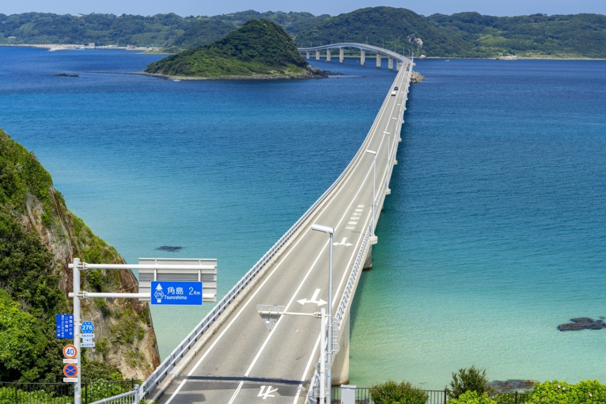 สะพานสึโนชิมะทอดข้ามทะเลสีฟ้าอมเขียว