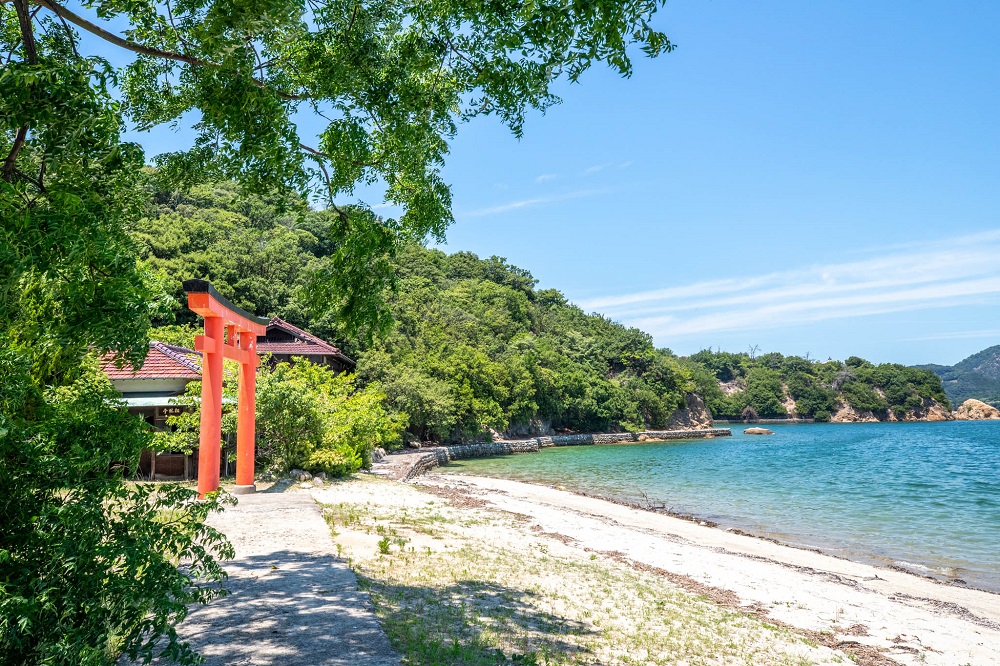 เรือและชายฝั่งเกาะสึตะจิมะ