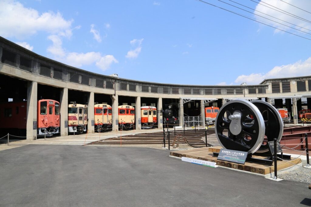 พิพิธภัณฑ์รถไฟสึยามะ โรงเก็บรถจักรทรงพัดปี 1936 ที่เป่าหวูดรถจักรไอน้ำจริงได้