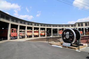 พิพิธภัณฑ์รถไฟสึยามะ โรงเก็บรถจักรทรงพัดปี 1936 ที่เป่าหวูดรถจักรไอน้ำจริงได้