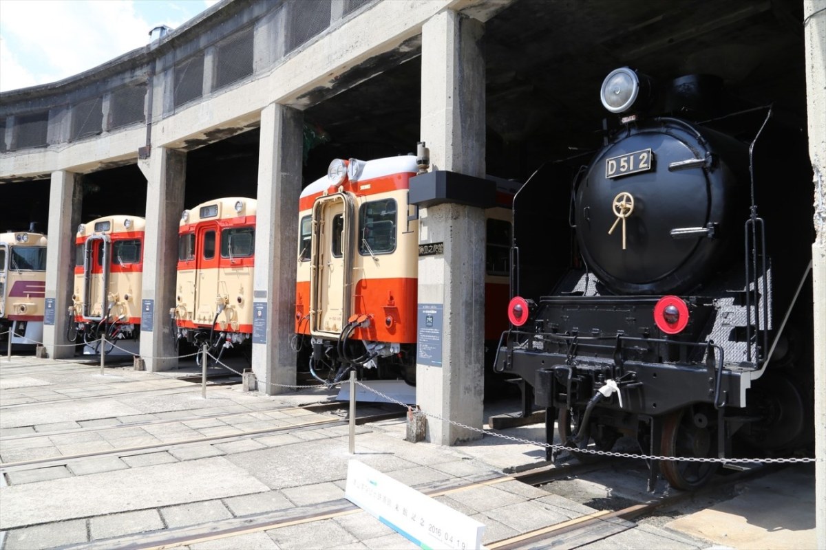 ขบวนรถไฟที่จัดแสดงในพิพิธภัณฑ์รถไฟสึยามะ