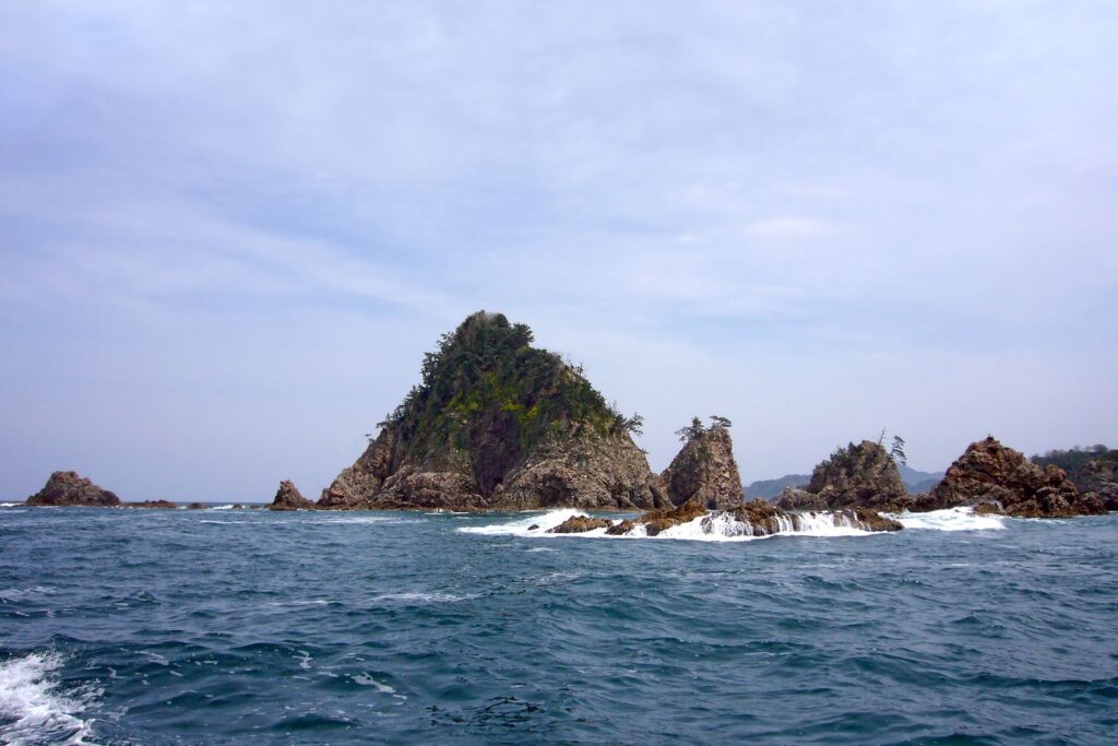 ชายฝั่งหินอุระโดเมะที่มีเกาะหินโผล่กลางทะเลสีเขียวมรกตในจังหวัดทตโตริ