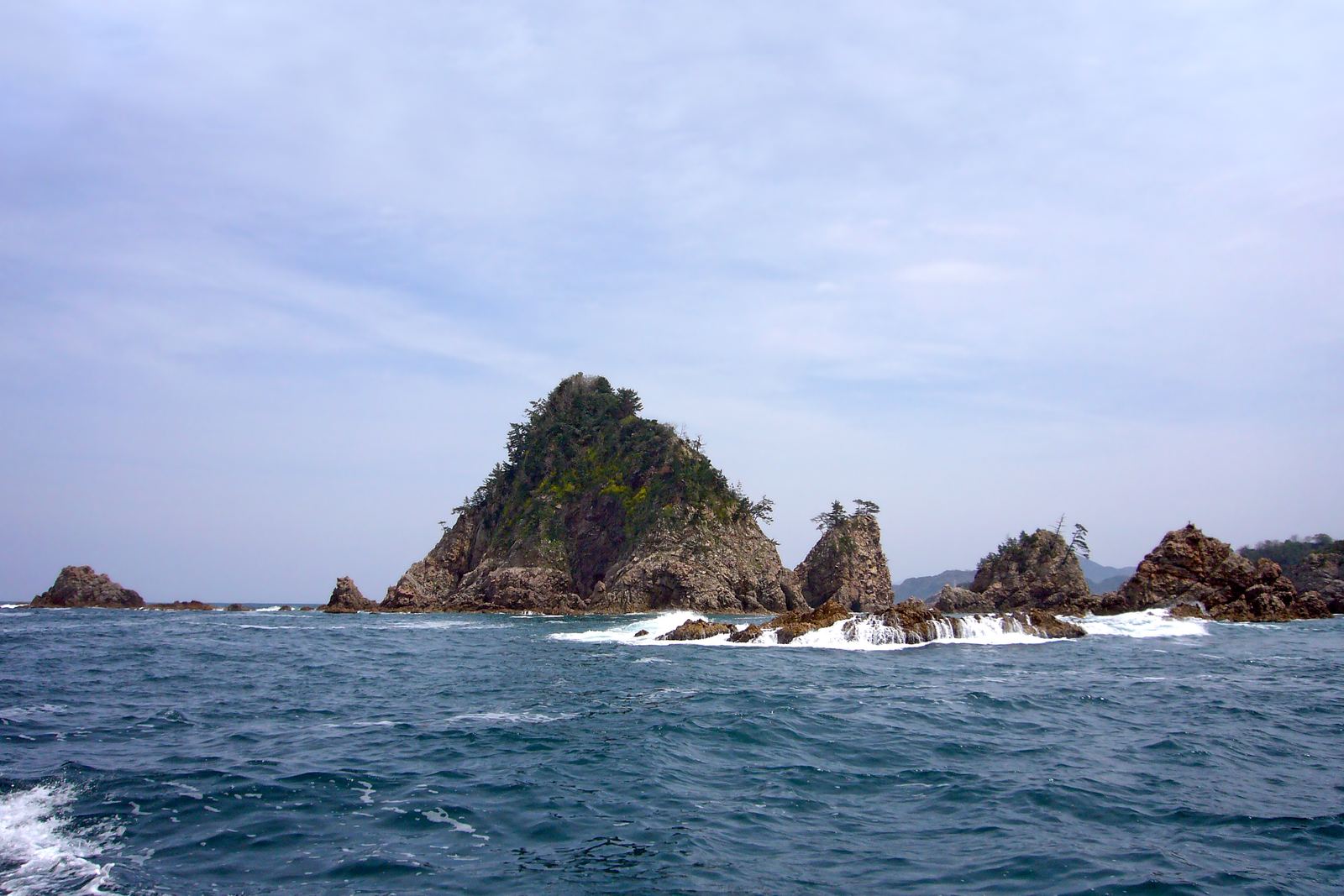 ชายฝั่งหินอุระโดเมะที่มีเกาะหินโผล่กลางทะเลสีเขียวมรกตในจังหวัดทตโตริ