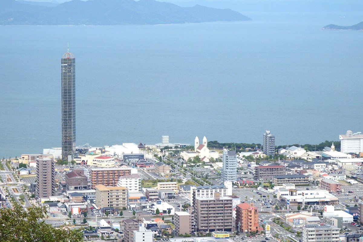 โกลด์ทาวเวอร์ริมทะเลเซโตะใน เมืองอุทาซุ