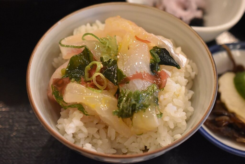 ข้าวหน้าปลาไทแบบอุวะจิมะ