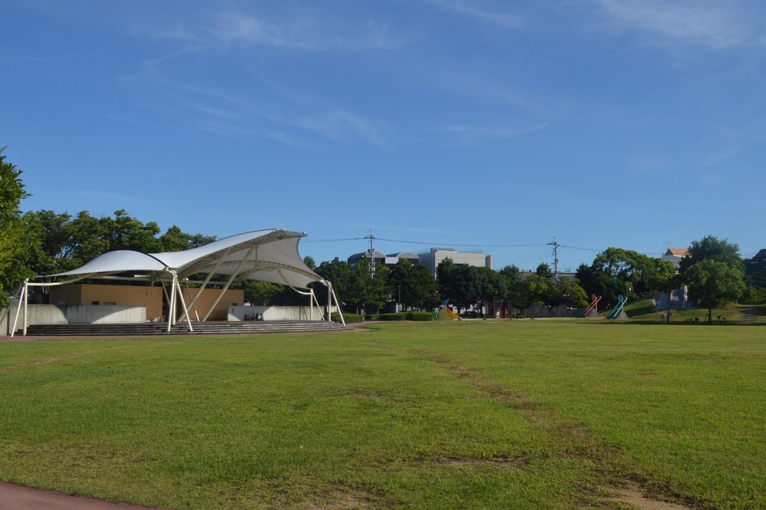 สนามหญ้า เวทีกลางแจ้ง และเครื่องเล่นในสวนอุซุชิโอะฟุเระไอ
