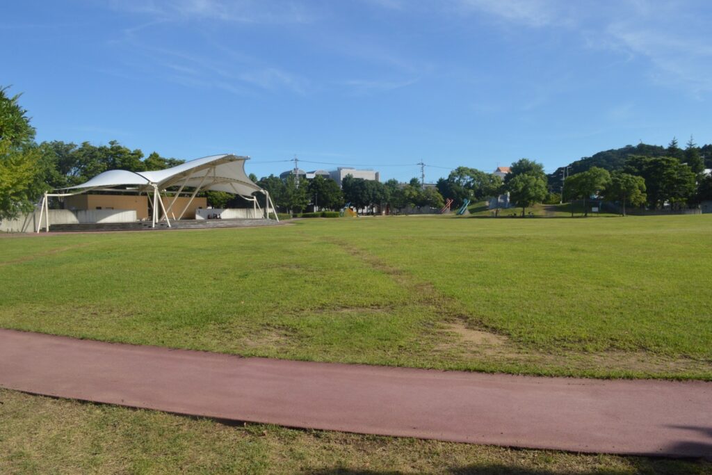 สวนอุซุชิโอะฟุเระไอ Uzushio Fureai Park|สนามหญ้าและพื้นที่เล่นใกล้สถานีนารูโตะ