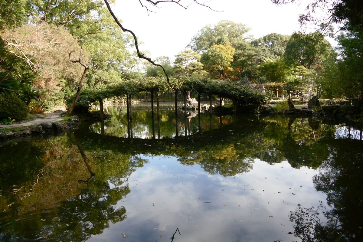 สระน้ำและสะพานซุ้มฟูจิในสวนเท็นฉะเอ็นช่วงฤดูหนาวปี 2010