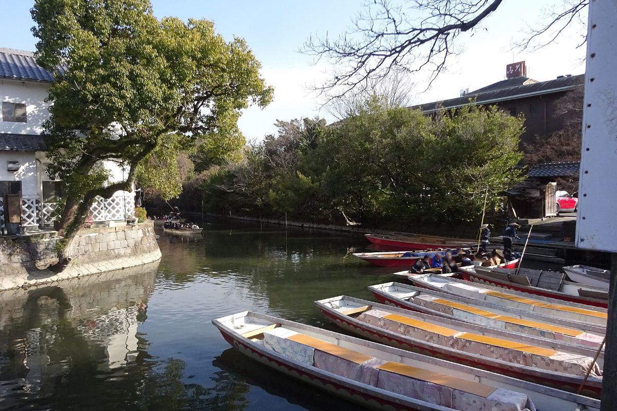 เรือดงโกะบุเนะจอดริมคลองยานากาวะ