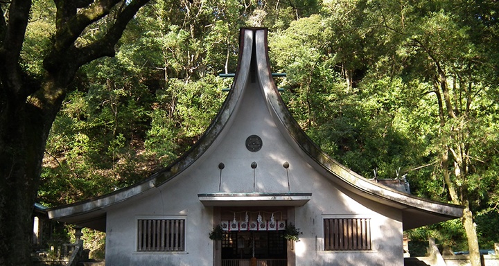 หลังคาทรงโค้งและด้านหน้าอาคารศาลเจ้ายาซากะในเมืองไคโย