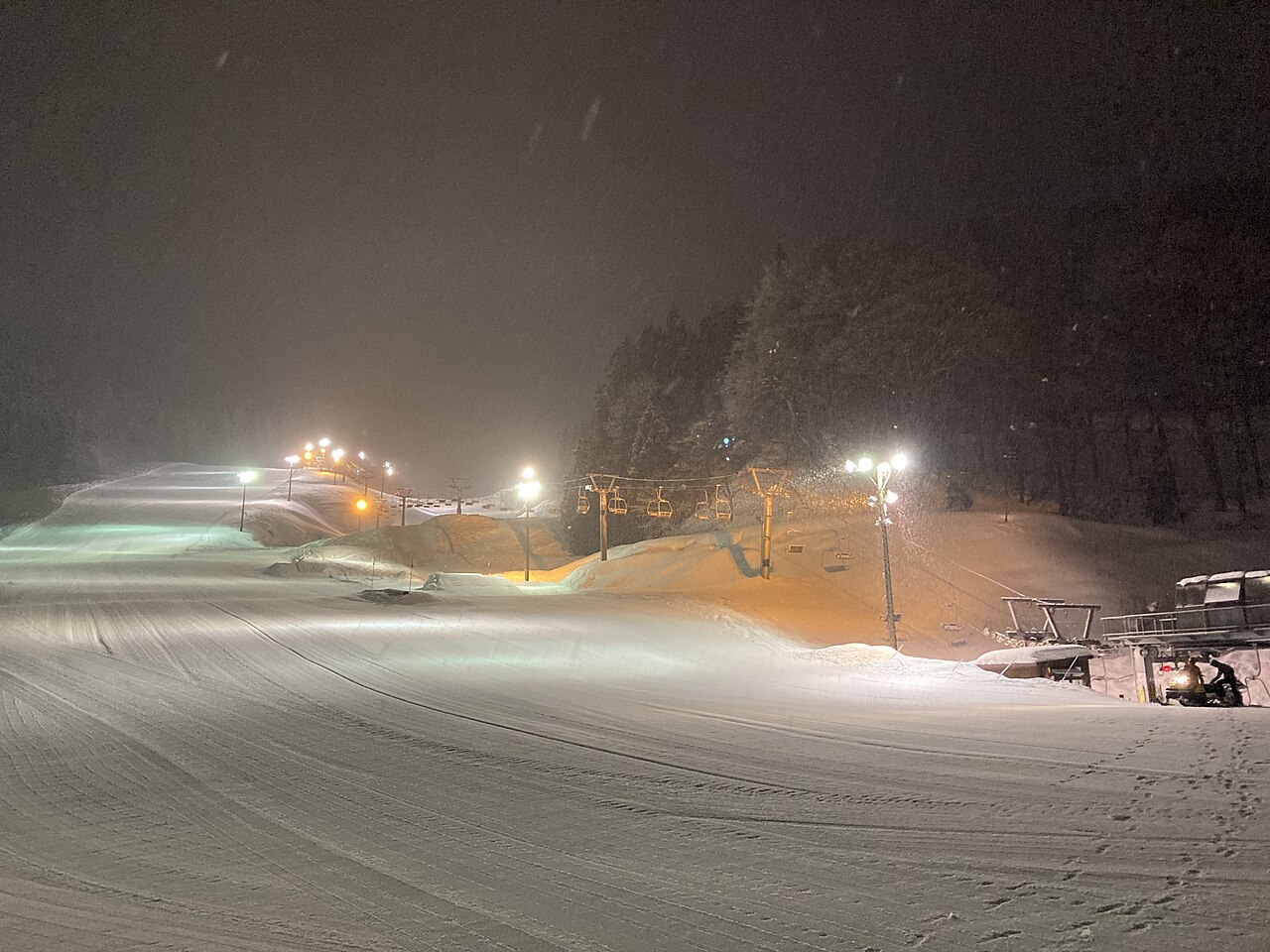 ลานและแสงไฟกลางคืนที่ Matsudai Family Ski Area ในปี 2022