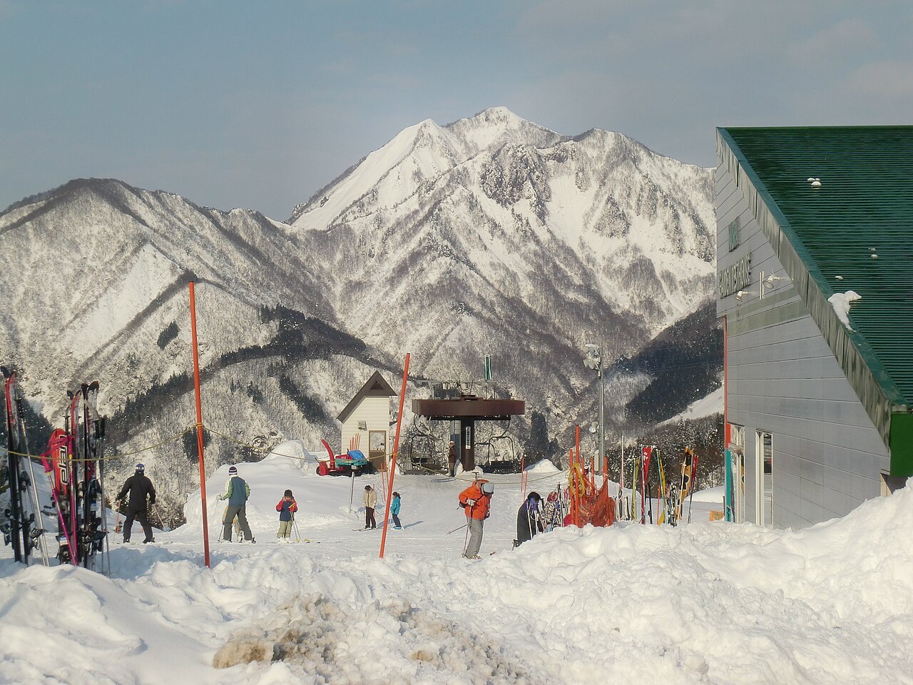 ลานหิมะและภูเขาอีจิมองจากนาสปา สกีการ์เดน