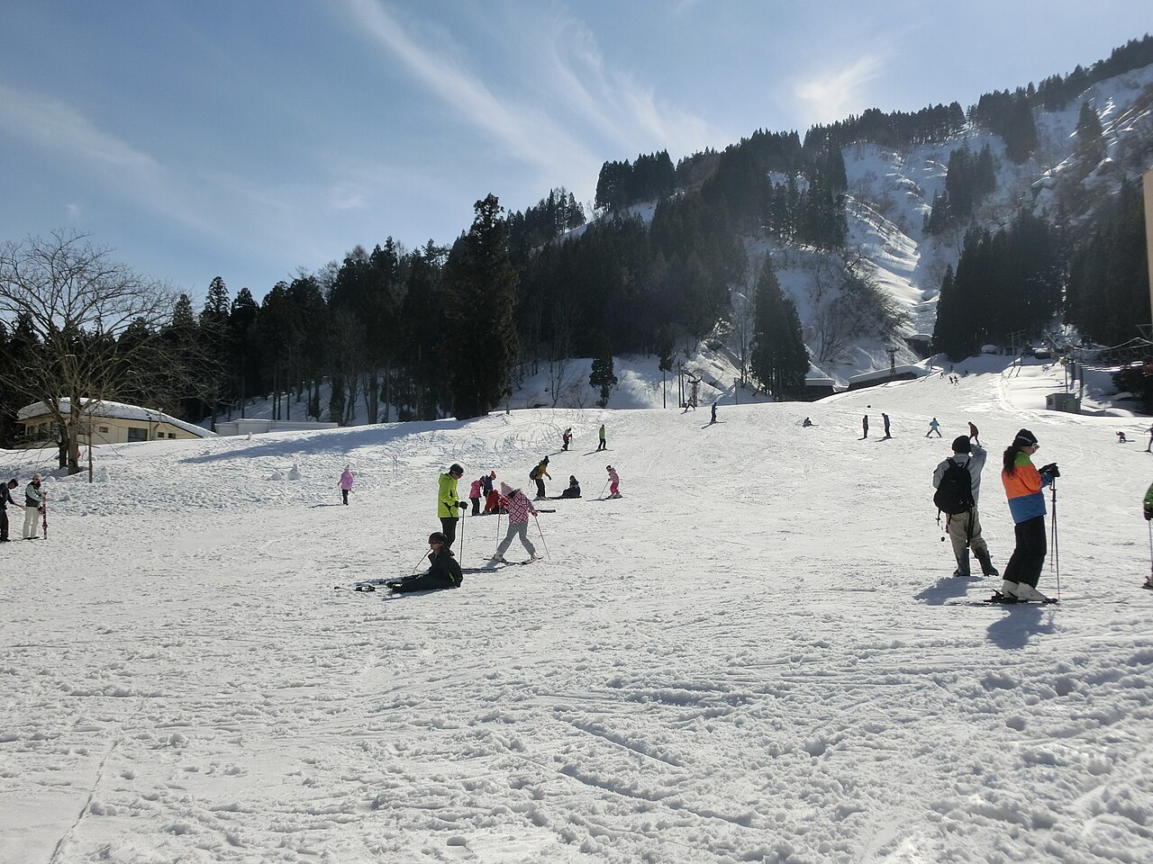 ลานหิมะและทางลาดอ่อนของ Ipponsugi Snow Park ในฤดูหนาว