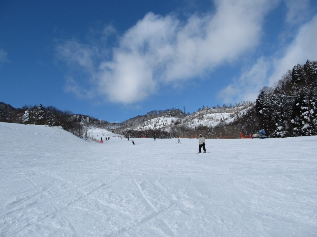 เมโฮสกีรีสอร์ต กิฟุ: เส้นทาง 5 กิโลเมตรและ Snowland สำหรับครอบครัว