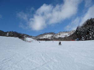 เมโฮสกีรีสอร์ต กิฟุ: เส้นทาง 5 กิโลเมตรและ Snowland สำหรับครอบครัว