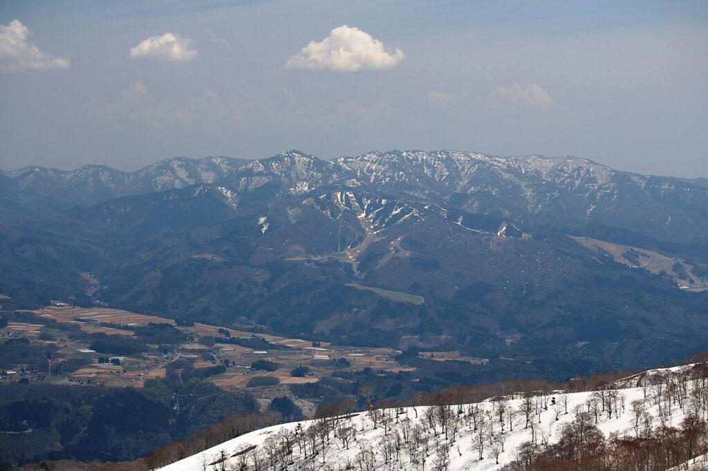 ภูเขาวาชิและลานสกีมองจากภูเขาไดนิจิ ภาพระยะไกลเมษายน 2015