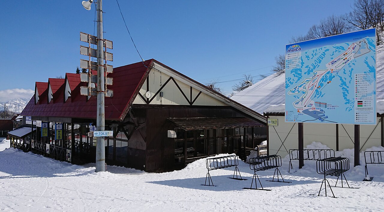 อาคารซันโรคุลอดจ์ที่ฐานลานมุอิกะ