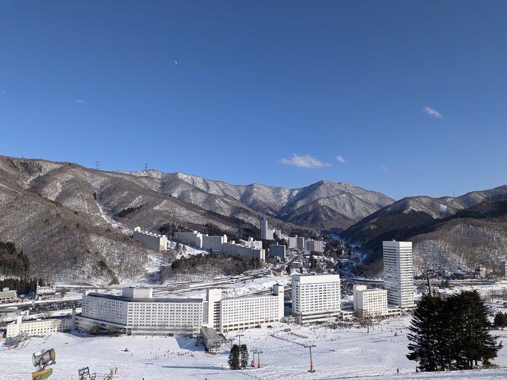 ทิวทัศน์ลานสกีนาเอบะและภูเขารอบรีสอร์ต