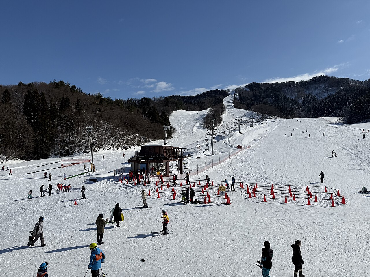 ฐานลานสกีเทศบาลนากาโอกะและลิฟต์ในฤดูหนาว