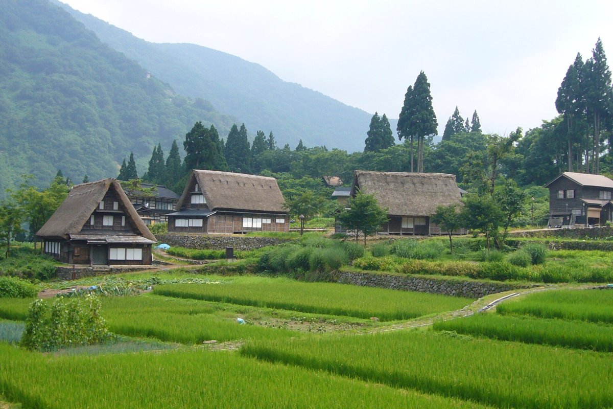 หมู่บ้านไอโนะคุระกับนาข้าวและบ้านกัสโช