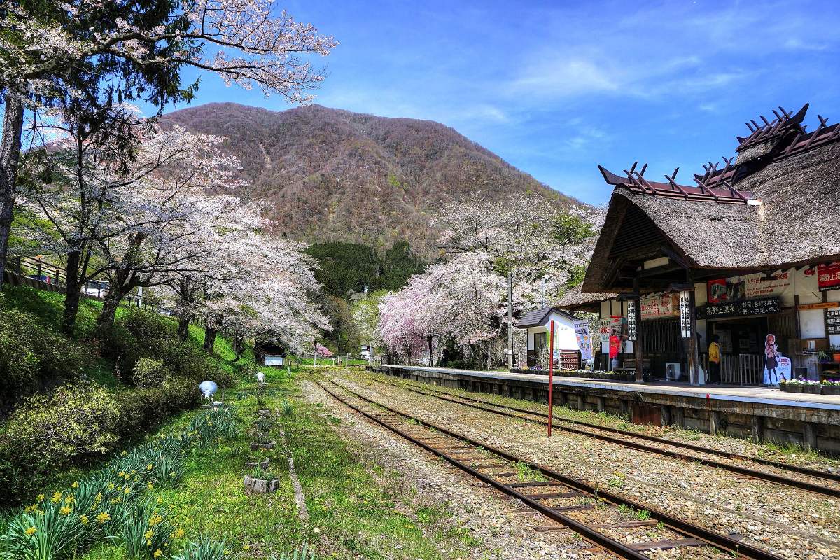 บ่อแช่เท้าหน้าสถานียุโนะคามิออนเซ็นของรถไฟไอซุ ผู้โดยสารนั่งแช่เท้าใต้หลังคา จังหวัดฟุกุชิมะ