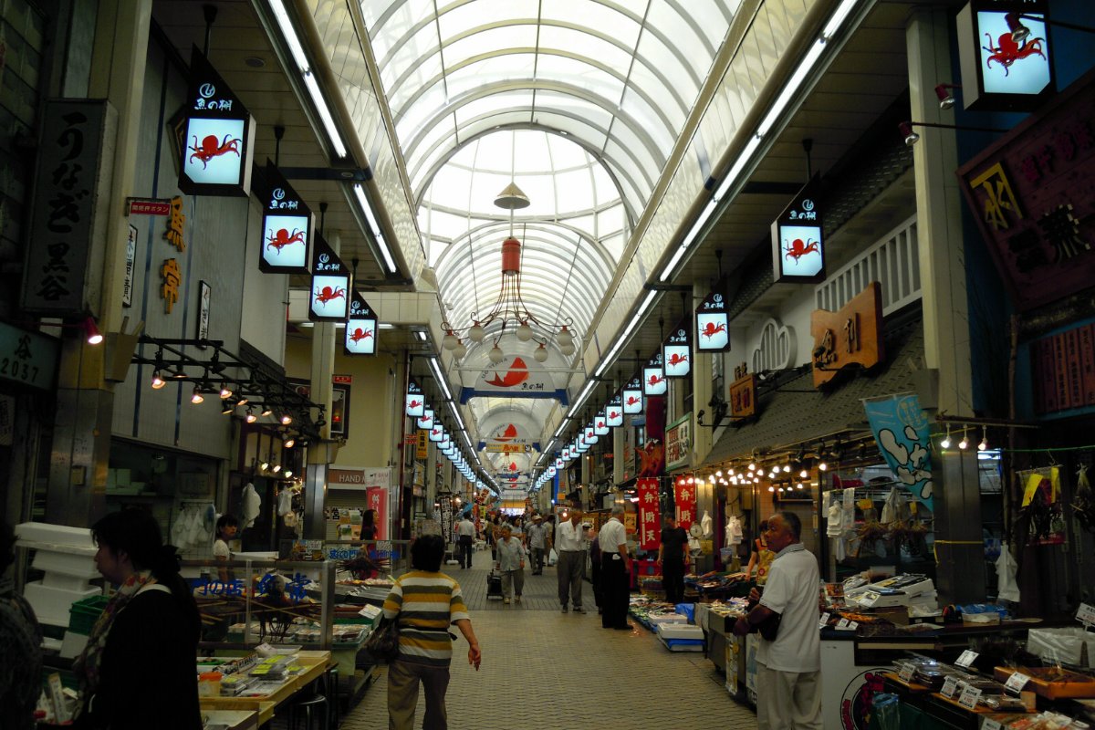 ถนนในตลาดอุโอะโนะทานะที่มีหลังคาคลุม