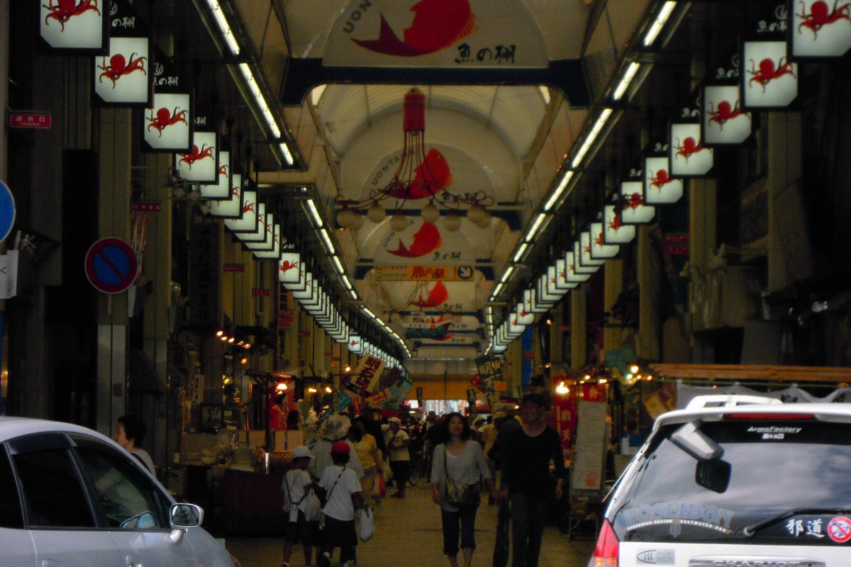 ทางเดินในตลาดอุโอะโนะทานะพร้อมโคมแดง
