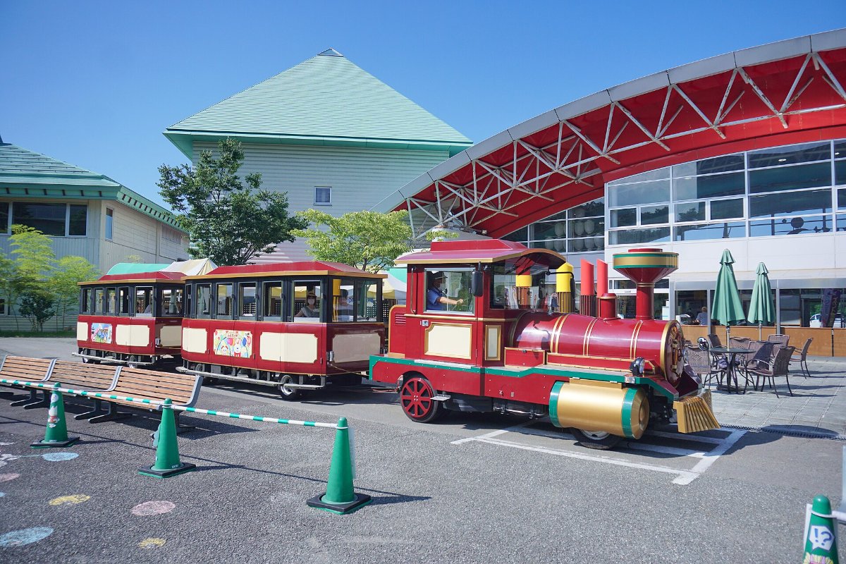 รถไฟมักซ์เทรนสีแดงวิ่งในหมู่บ้านอาคิตะฟุรุซาโตะ
