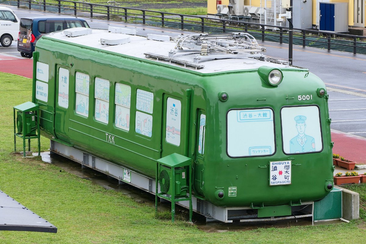 รถไฟกบสีฟ้าสีเขียวจอดโชว์ข้างอาคิตะอินุโนะซาโตะ