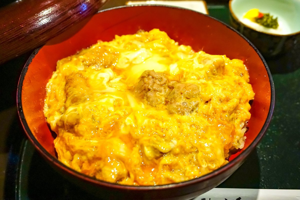 ข้าวหน้าไก่และไข่โอยาโกะด้งที่ใช้เนื้อไก่ฮินาอิ เมืองโอดาเตะ จังหวัดอาคิตะ
