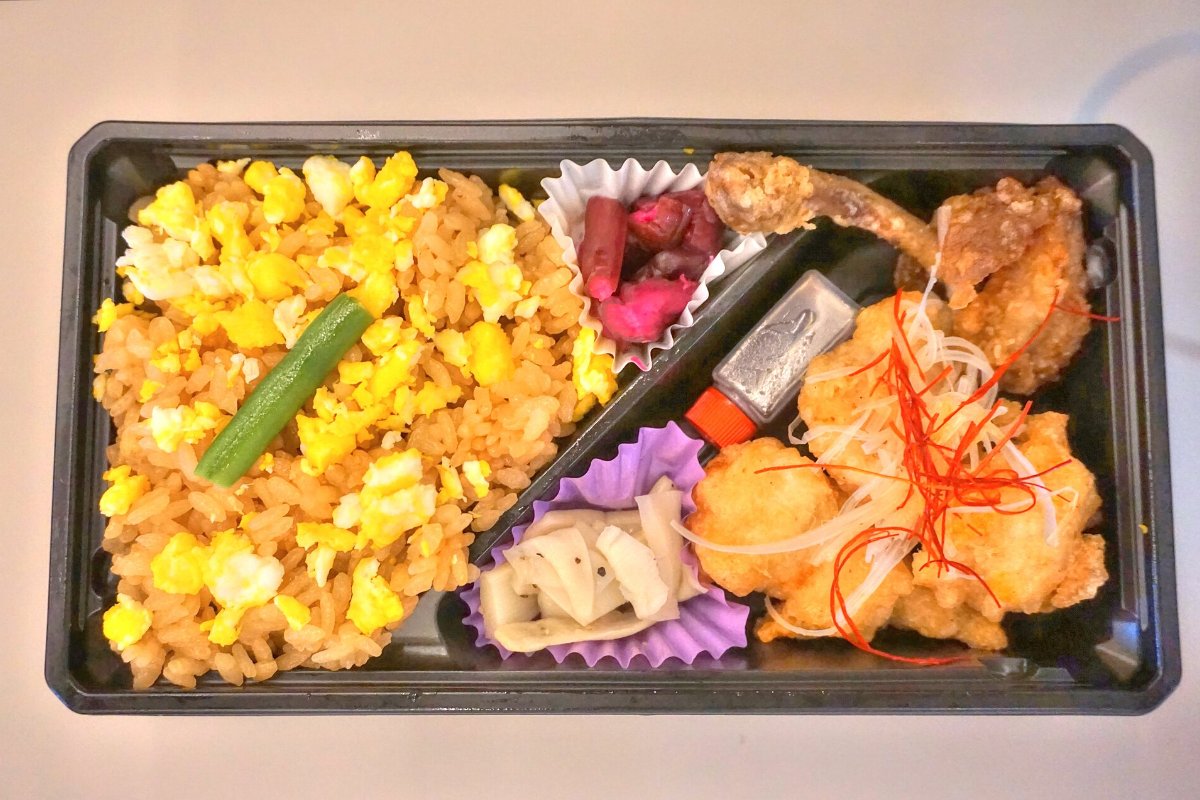 ข้าวกล่องไก่ของฮานาเซ็นที่โอดาเตะ ข้าวหน้าไก่ปรุงรสในกล่องไม้