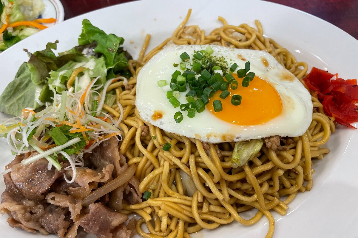 โยโกเตะยากิโซบะ เส้นหนาผัดซอส ราดไข่ดาวและกินกับผักดองฟุกุจินซึเกะ เมืองโยโกเตะ จังหวัดอาคิตะ