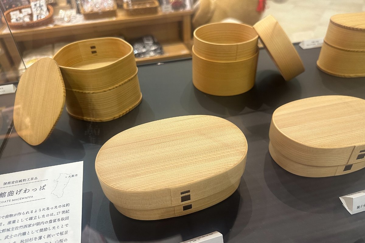 กล่องข้าวเมเกะวัปปะไม้ซีดาร์โค้งสีไม้ธรรมชาติและสายรัดเปลือกซากุระ เมืองโอดาเตะ จังหวัดอาคิตะ