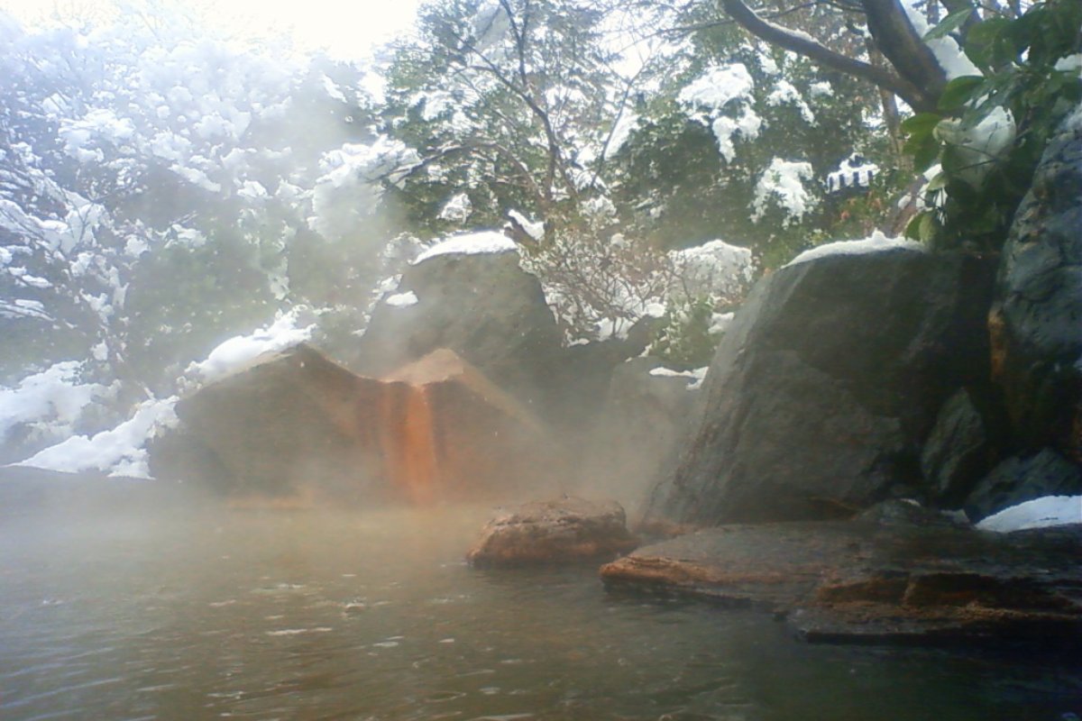 ไอน้ำร้อนลอยเหนือก้อนหินในหน้าหนาวที่อากิอุ