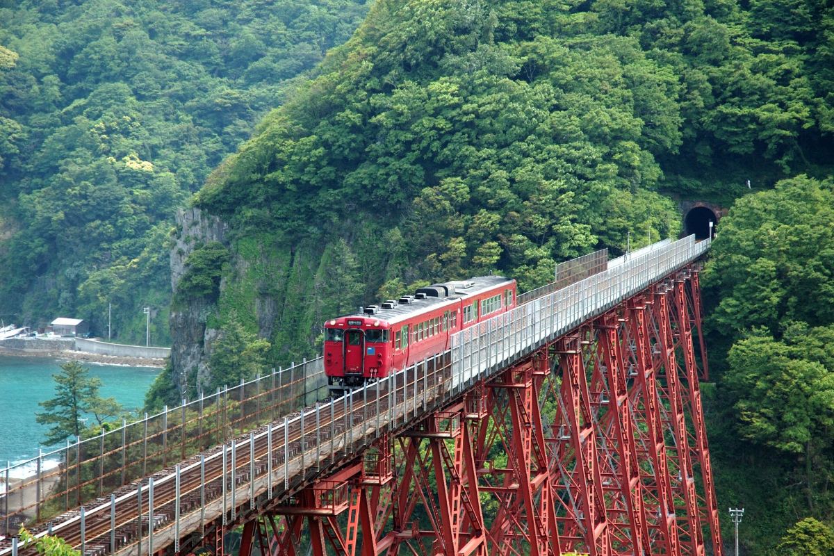 รถไฟสีแดงแล่นบนสะพานเหล็กอามารุเบะเดิม