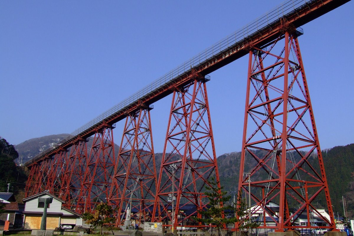 โครงเหล็กสีแดงของสะพานอามารุเบะเดิมที่เก็บรักษาไว้