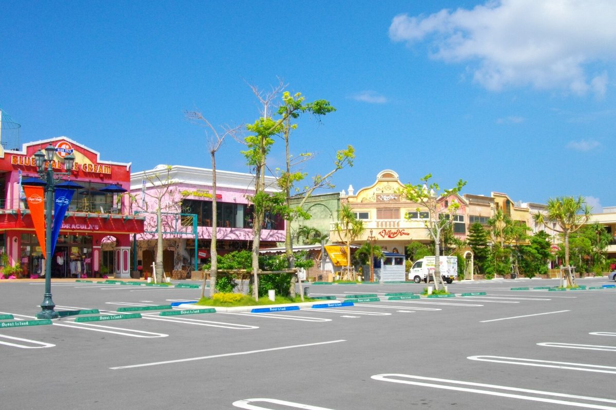 อาคารร้านค้าหลากสีในอเมริกันวิลเลจ