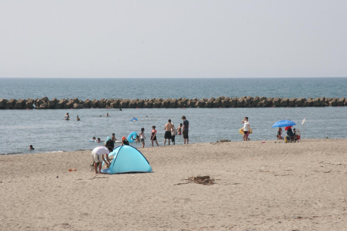 หาดทรายเดกิจิมะ เมืองสึการุ ชายฝั่งทะเลญี่ปุ่น ฤดูร้อน