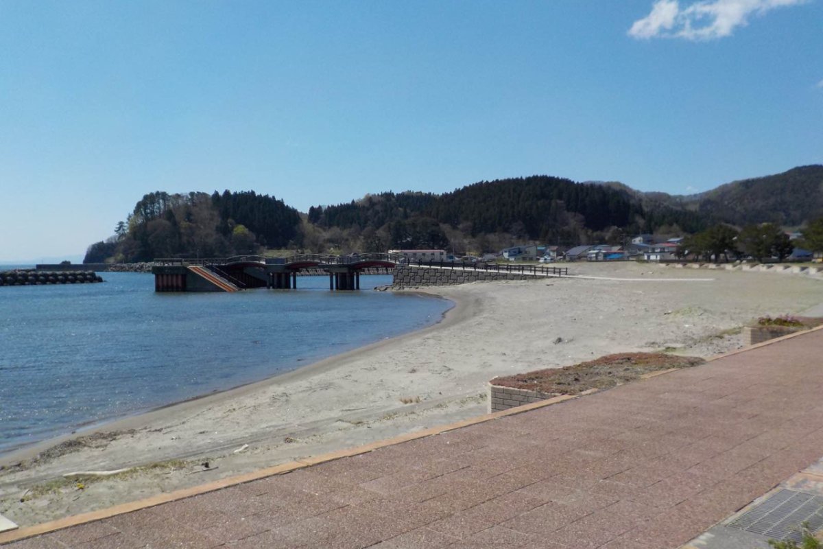 หาดอาตาโงะยามะ เมืองมุตสึ ในช่วงฤดูร้อน ชายหาดและทะเลสีฟ้า