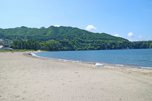 หาดทรายกว้างที่หาดอุระโนะฮามะ เมืองยามาดะ เห็นเกาะโอรันดะอยู่ตรงหน้า