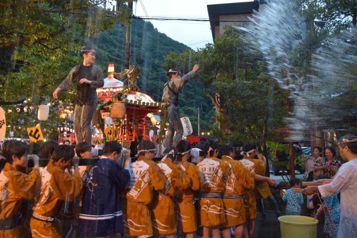 มิโคชิเดินในย่านออนเซ็นฮิงาชิยามะ ผู้เข้าพักสาดน้ำร้อนจากแต่ละโรงแรมใส่ ในเทศกาลสาดน้ำร้อน เมืองไอซุวากามัตสึ
