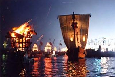 เรือทานาบาตะประดับไฟแล่นวนในอ่าวโอฟุนาโตะ ในเทศกาลฤดูร้อนซันริคุยามค่ำ