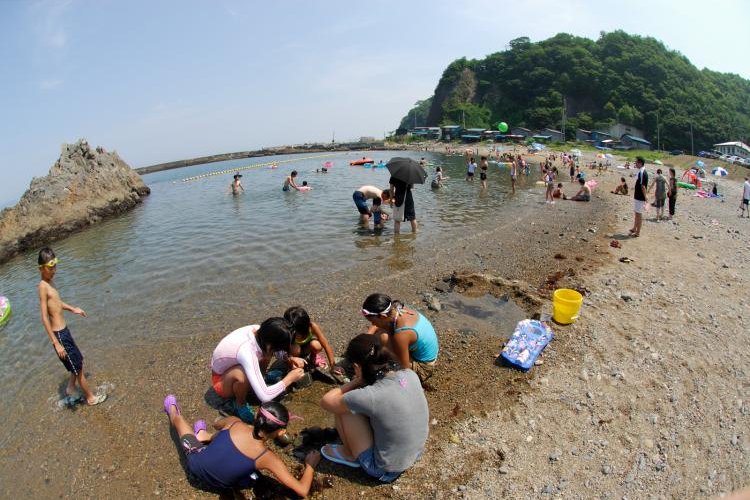 อ่าวเล็กน้ำนิ่งที่หาดฟุนาโดะ ทางเข้าชายฝั่งโคโซเดะ เมืองคุจิ