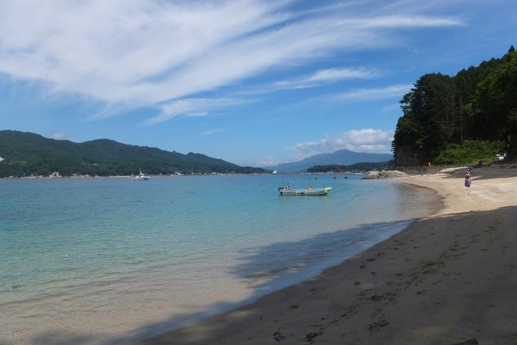 ทะเลสีเขียวมรกตและหาดทรายขาวเงียบ ๆ ที่หาดโคจิน เมืองยามาดะ