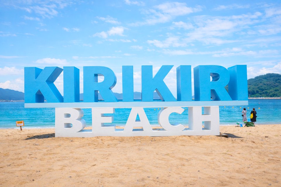 หาดทรายที่หาดคิริคิริ เมืองโอสึจิ ทรายส่งเสียงเมื่อเดิน