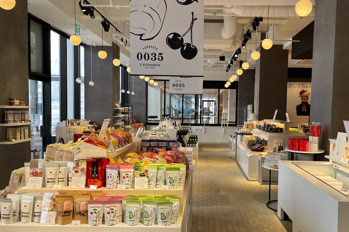 หน้าร้านของฝากและชั้นสินค้ายามากาตะใกล้สถานียามากาตะ เมืองยามากาตะ
