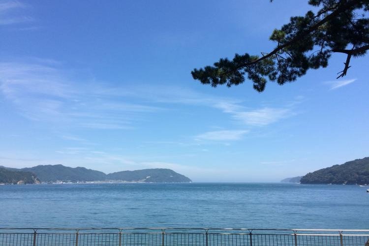 หาดทรายขาวโค้งที่ปากแม่น้ำอุโนะซูมาอิ หาดเนฮามะ เมืองคามาอิชิ