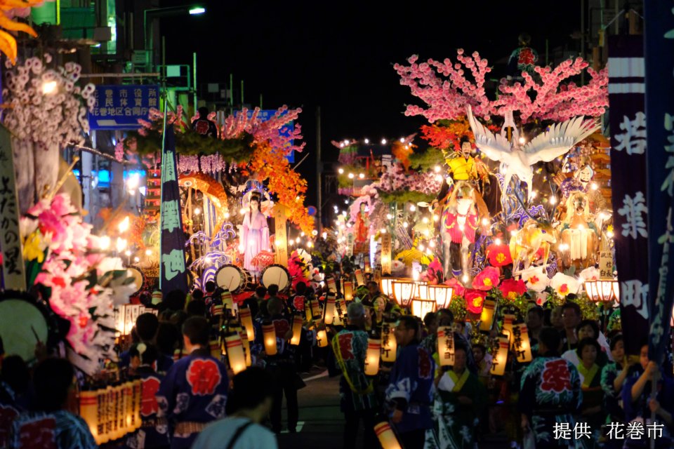 รถแห่และผู้ร่วมงานในเทศกาลฮานามากิ ย่านคามิมาจิ