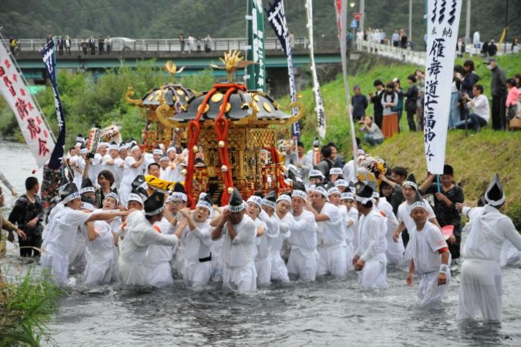 ระบำเสือโทราไมและผู้ร่วมขบวนในเทศกาลโอสึจิ