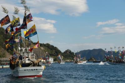 เรือแห่ประดับธงสีสันออกทะเลที่ท่าเรือคามาอิชิในเทศกาลคามาอิชิ